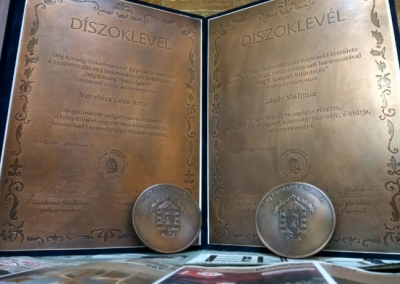 diszoklevel_egyedi_ermek